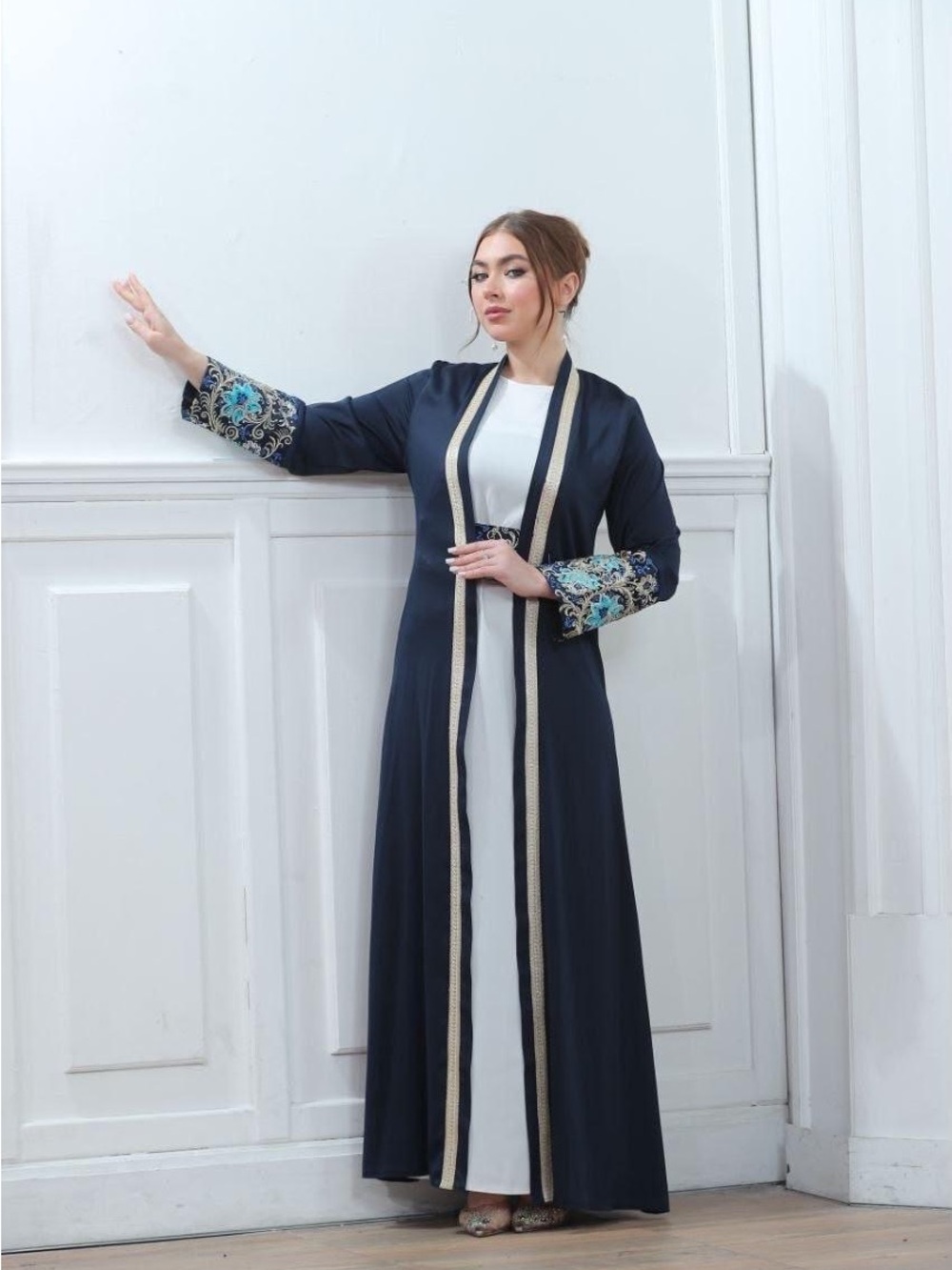 Elegant Navy Blue & White 3-Piece Abaya Set with Gold Trim & Floral Sleeve Embro